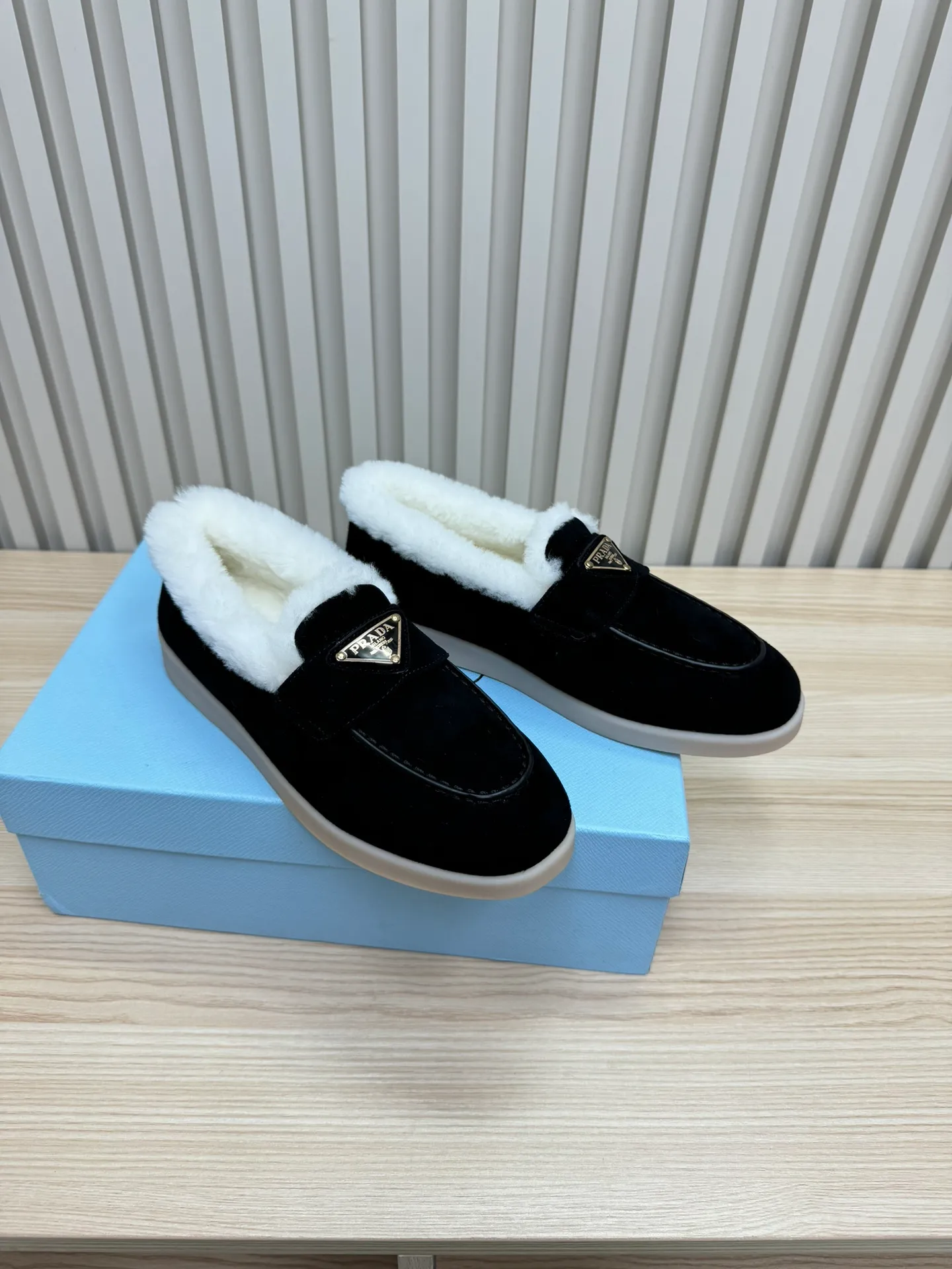 p580 Prada couple loafers｜Winter warmth and good looks at the same time online❄️👫 This is the C position of the shoe cabinet this autumn and winter! Prada's new couple's loafers are high-end yet still stylish~ ✨Imported frosted cowhide fabric, exquisite texture and high-end at first glance 🐑Australian imported sheepskin fur integrated lining, maximum warmth retention! It is also super warm to wear in winter in the north. 🔺The classic triangle logo embellishes the upper, which is simple and elegant, with perfect recognition. 💯Original TPU absorbent film outsole, non-slip, wear-resistant and durable. A must-have item for couples to go out on the street! The upper foot instantly enhances the overall outfit level, whether it is paired with a coat or a down jacket, it looks great ~ #Prada Loafers #coupleshoesrecommend #wintermusthaveshoes #luxurywear Outfit Fabric: Imported two-layer frosted cowhide Lining: Sheepskin imported from Australia One piece Outsole: Original Tpu absorbent film outsole Female size: 35~41 (customized in 41) Male size: 39~45 (customized in 45)
